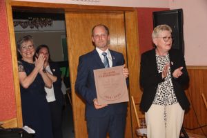 uebergabe gedenkstein gemeinde